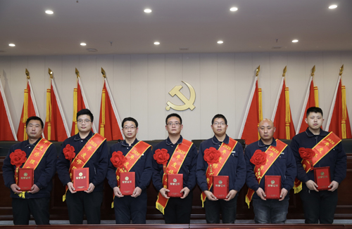 0206 修理能手從左至右依次為 邵冠峰、王寶玉、潘春樂(lè)、李龍、許特斯、韓利杰、寇增亮.jpg