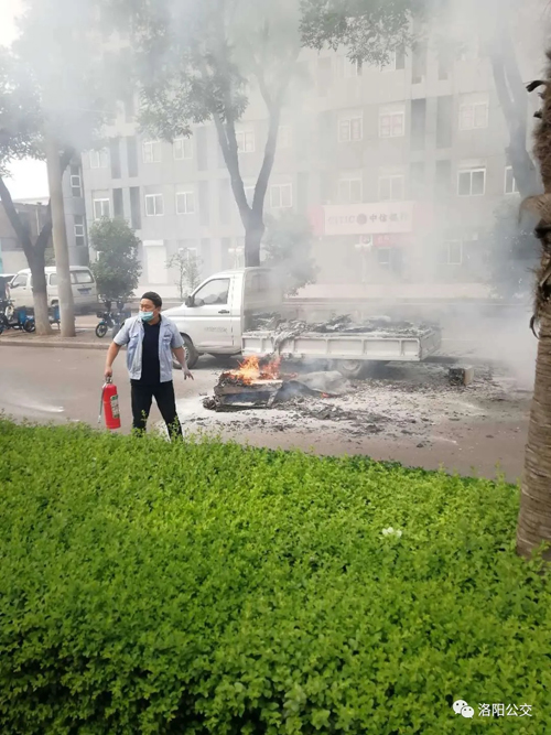 驚險！高溫天小貨車“上火” 萬幸！路遇公交車長及時“滅火”
