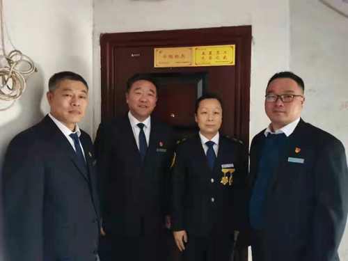 “一人得獎，全家光榮” 送“牌”上門，集團(tuán)為標(biāo)兵先進(jìn)送去榮譽(yù)喜報牌匾
