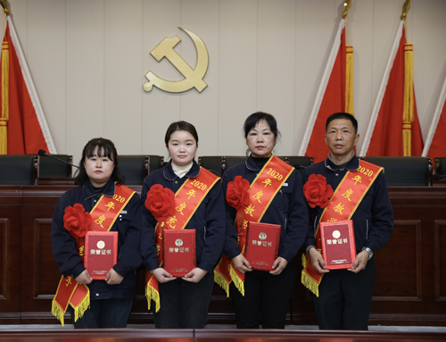 0207 從左至右依次為 點(diǎn)鈔能手王璐、充值能手孫昭娣、教學(xué)能手王慧娟、孫衛(wèi)東.jpg