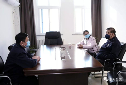 眾志成城、共克時(shí)艱——團(tuán)市委向公交一線捐贈(zèng)疫情防控物資