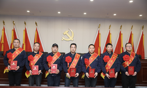 0202  標(biāo)兵從左至右依次為 苗田、尤建鵬、劉德斌、褚聰偉、王占峰、解偉強(qiáng)、馬群藝.jpg